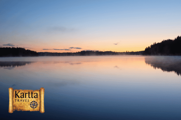 Finlandia a la medianoche en un lago